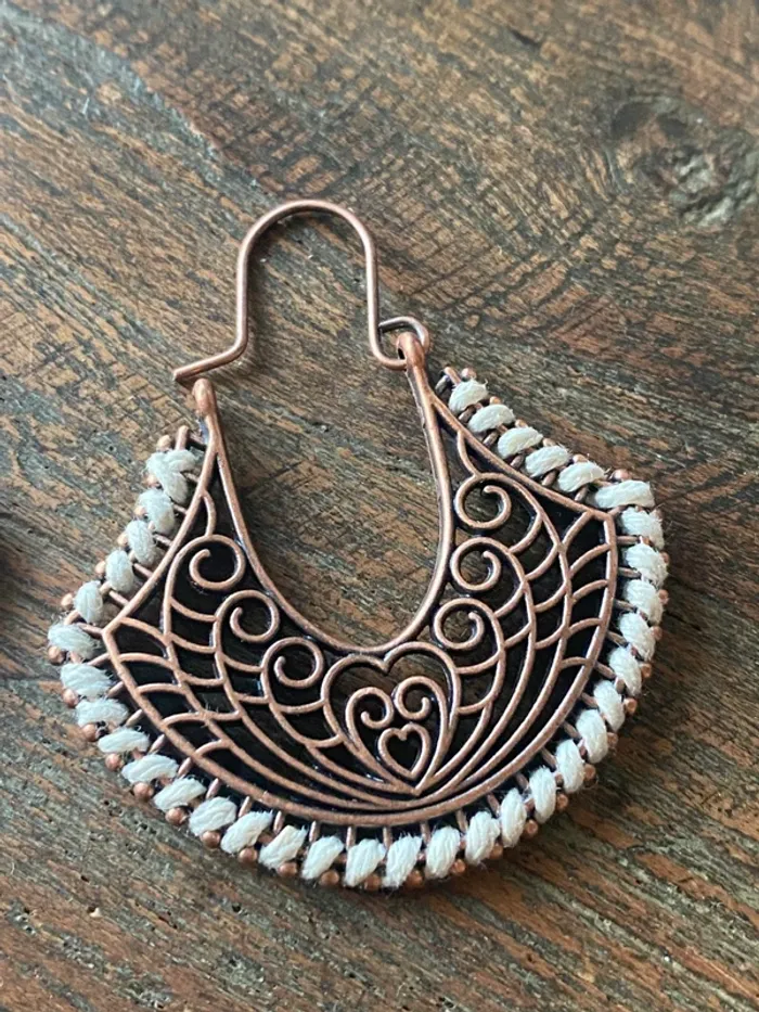 Magnifiques boucles d’oreilles couleur bronze et blanc - photo numéro 3