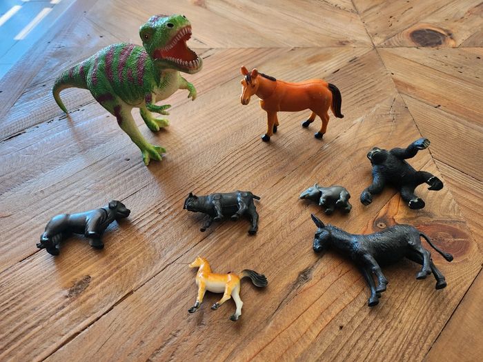 Lot animaux
Dinosaure
Cheval
Chien
Gorille
Âne 
taureau