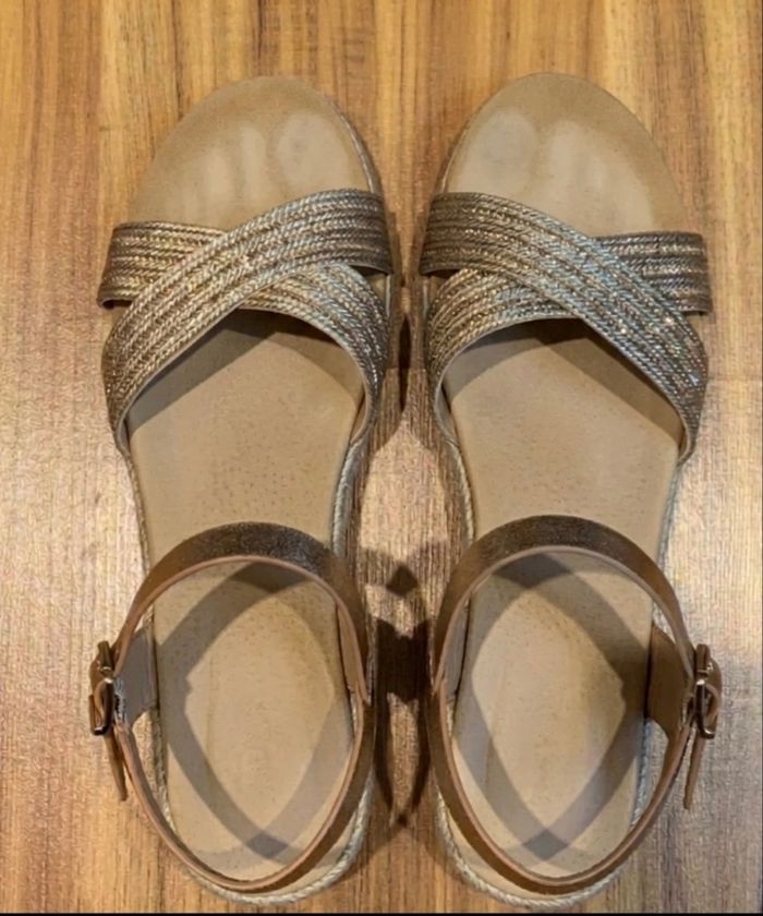Sandales compensées beaucoup portées - photo numéro 1