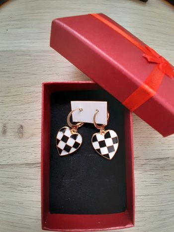 Boucles d'oreilles, coeur à carreaux émaillées, couleurs noir, dorées