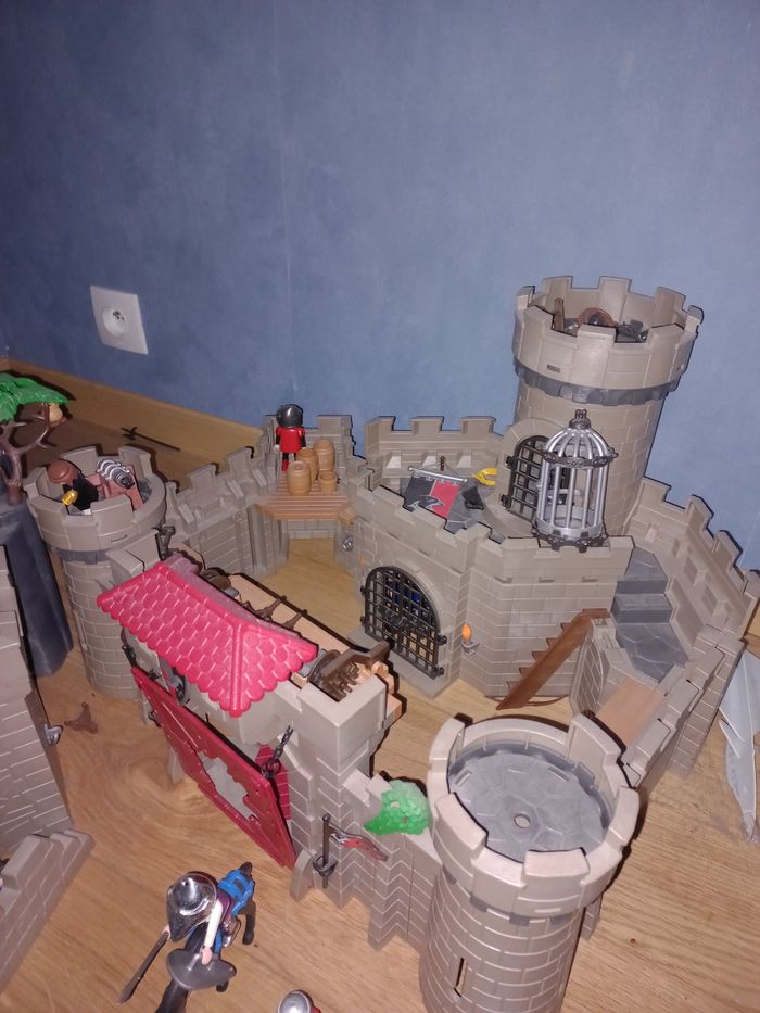 Lot de 2 chateaux playmobil avec nonbreux personnages et accessoiress - photo numéro 2