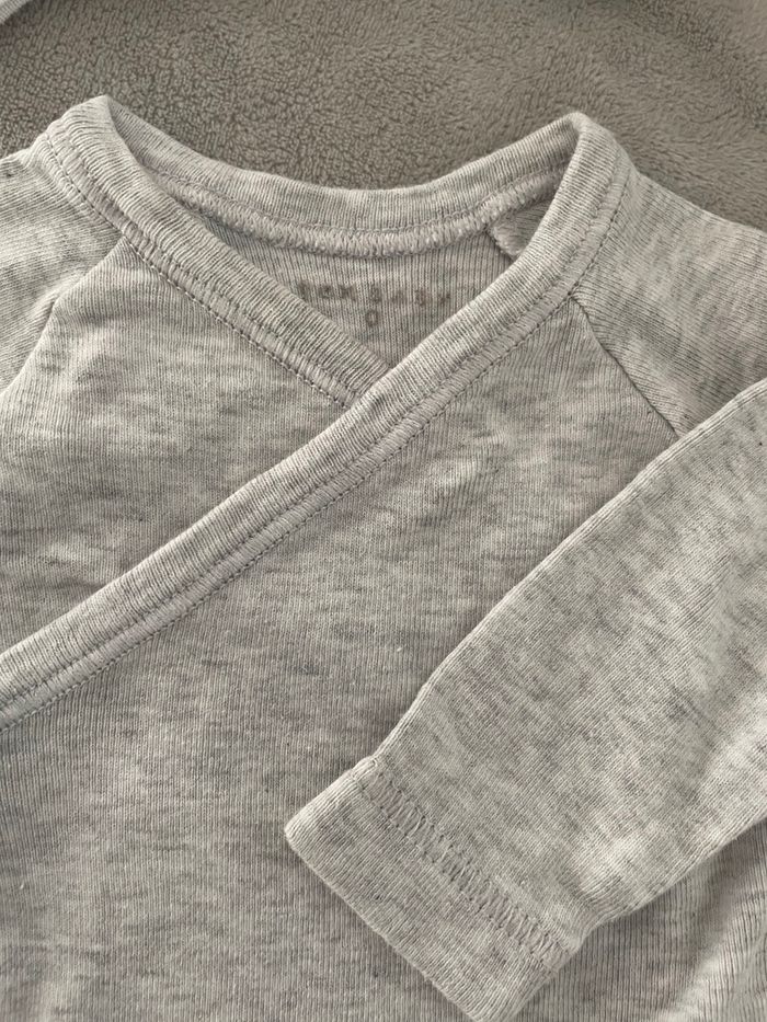 Lot bodies manches longues neufs taille naissance - photo numéro 3