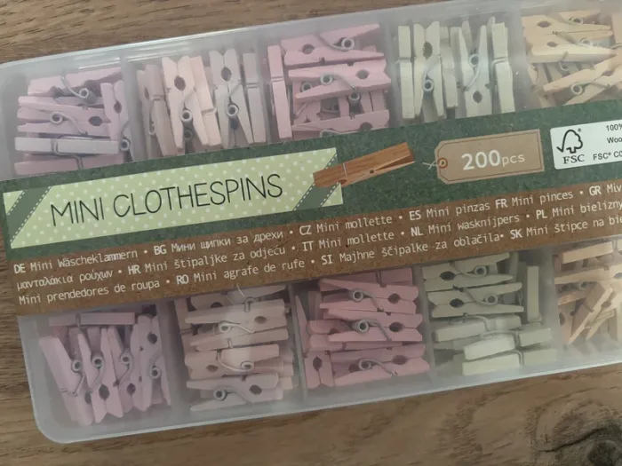 Boîte de 200 minis pinces à linge en bois colorés neuve