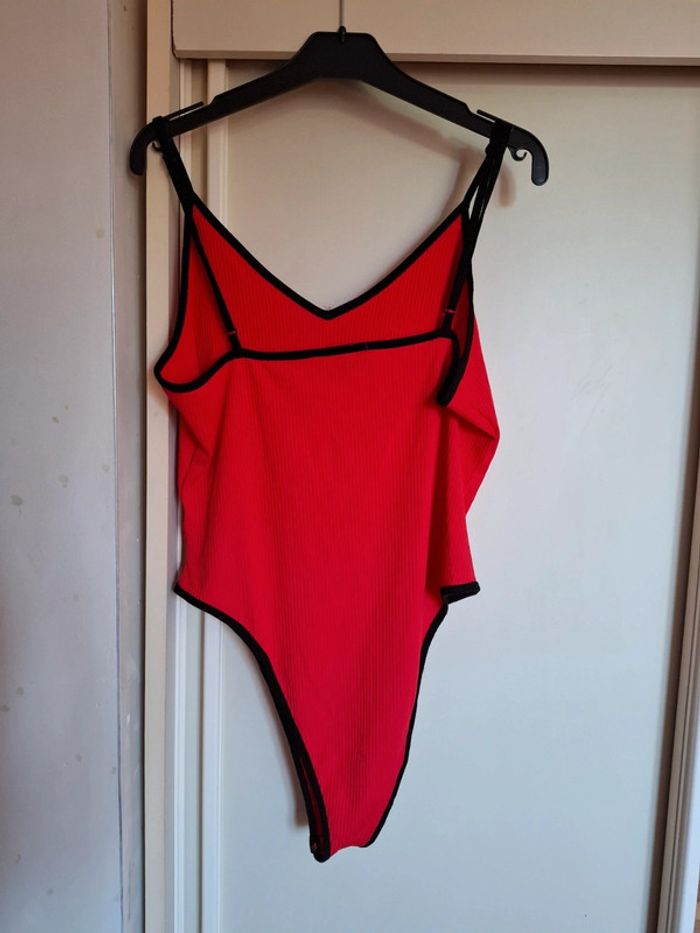 Body rouge - photo numéro 2