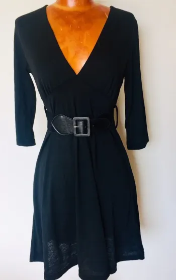 Petite robe noire ceinturée