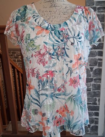 Longue blouse blanche fleurie en dentelle ajourée