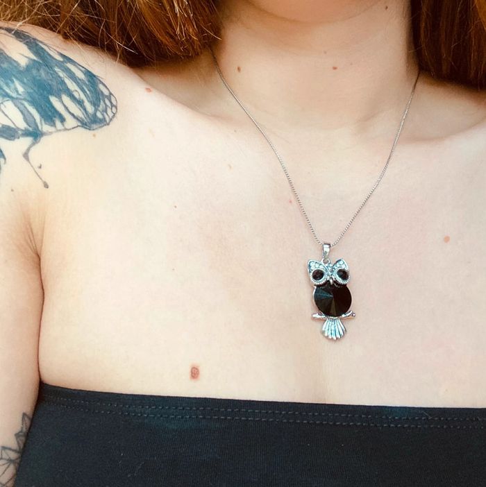 Collier fin argenté et noir hibou très bon état
