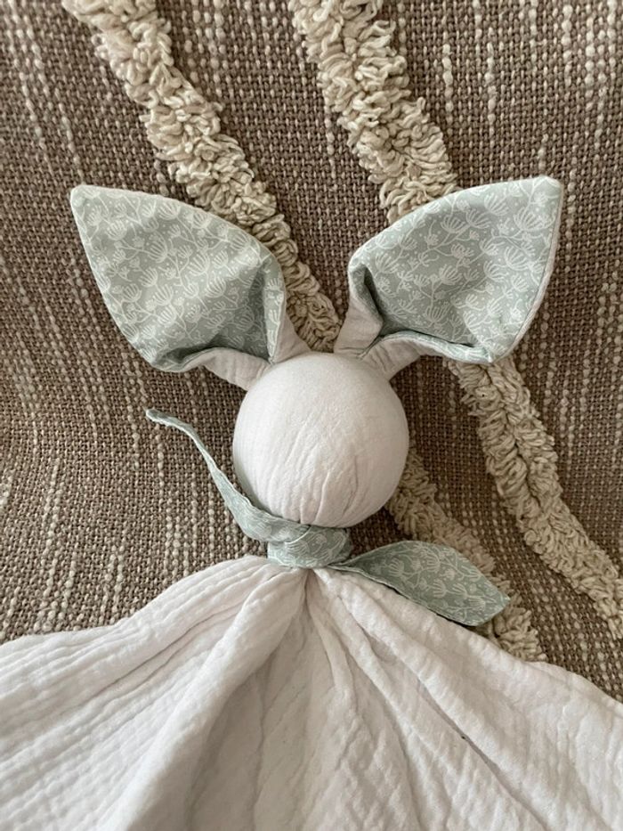 Peluche doudou plat 45cm fait main gaze Gabin le lapin blanc et bleu vert neuf - photo numéro 2