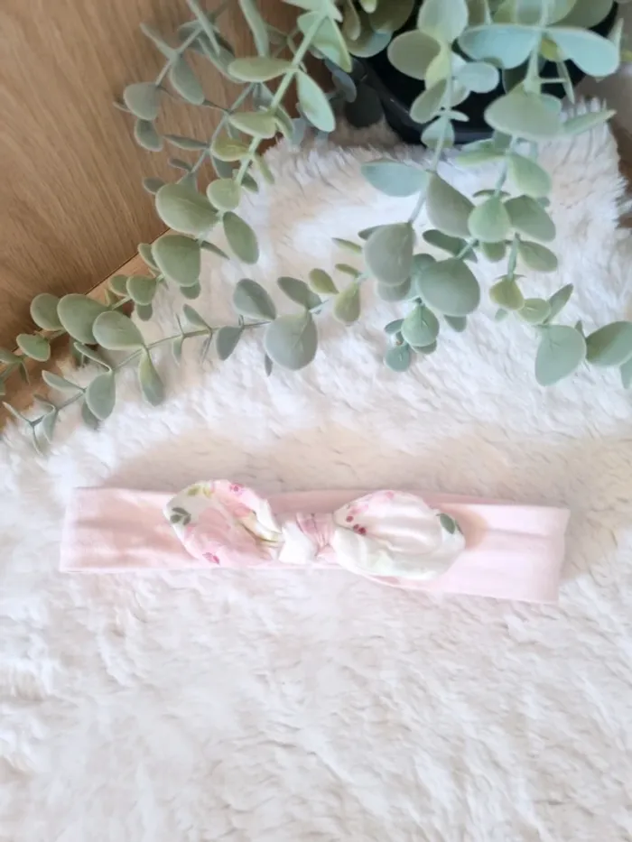 Bandeau rose clair et motifs fleurs