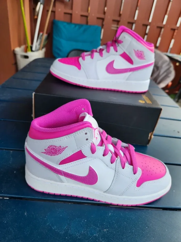 Nike air jordan 1 Mid femme fille Taille 37,5 neuves - photo numéro 2