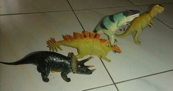 Lot 4 dinosaures de 10 cm