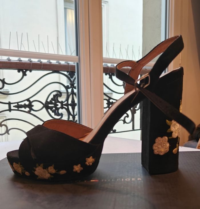 Sandales à talons Anna Field. En très bon état. Pointure 39