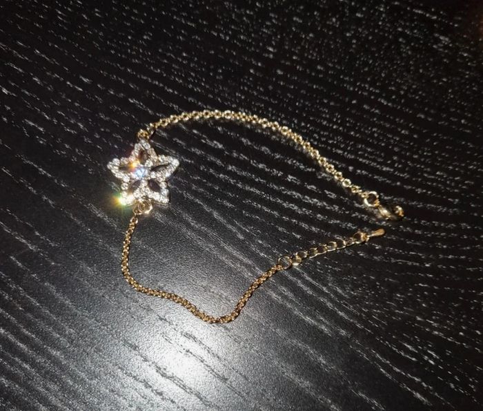 Bracelet fantaisie maille dorée avec fleur - photo numéro 3