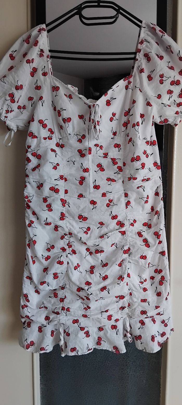 Jolie Robe blanche cerise Rouge Tbe