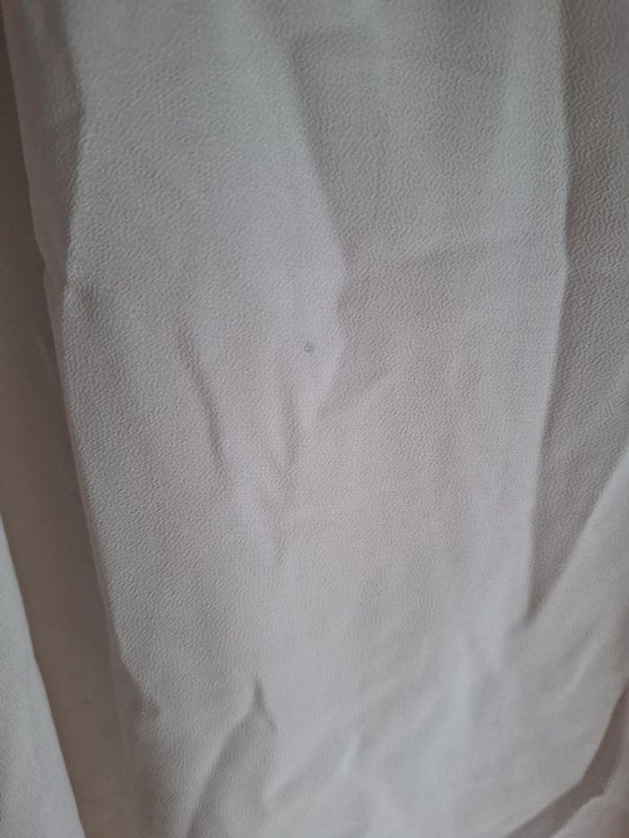 Robe blanche y a 2 petite tache que ne de voit pas beaucoup - photo numéro 4