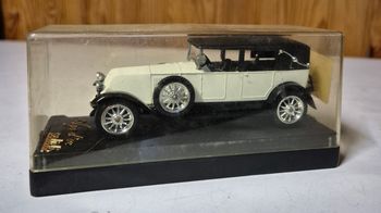Solido Age d’Or Renault 40 CV voiture de collection en vitrine