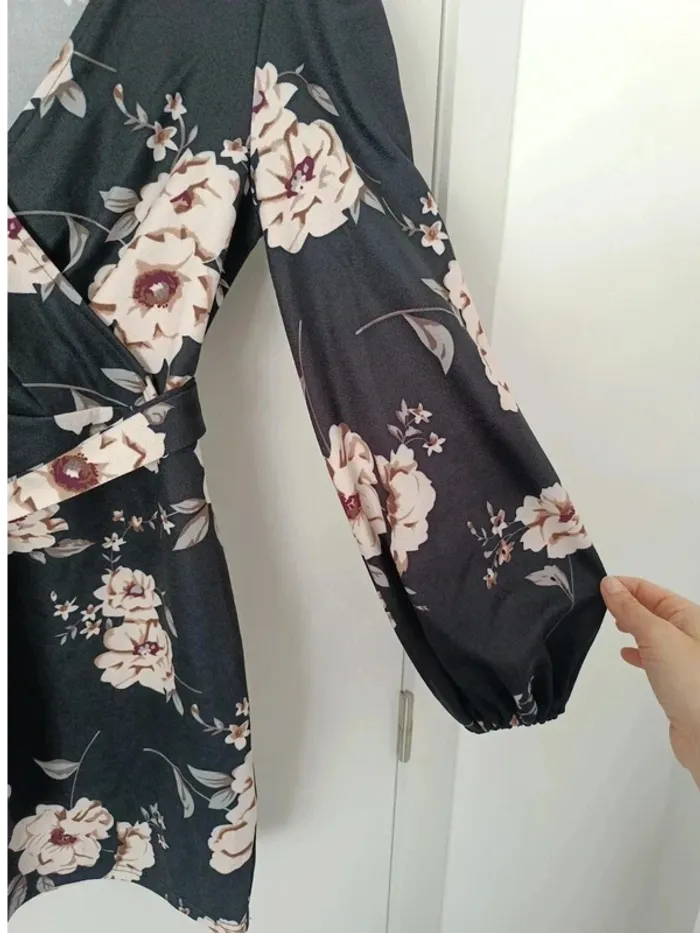 Belle robe courte  fleurie en taille Medium - photo numéro 4
