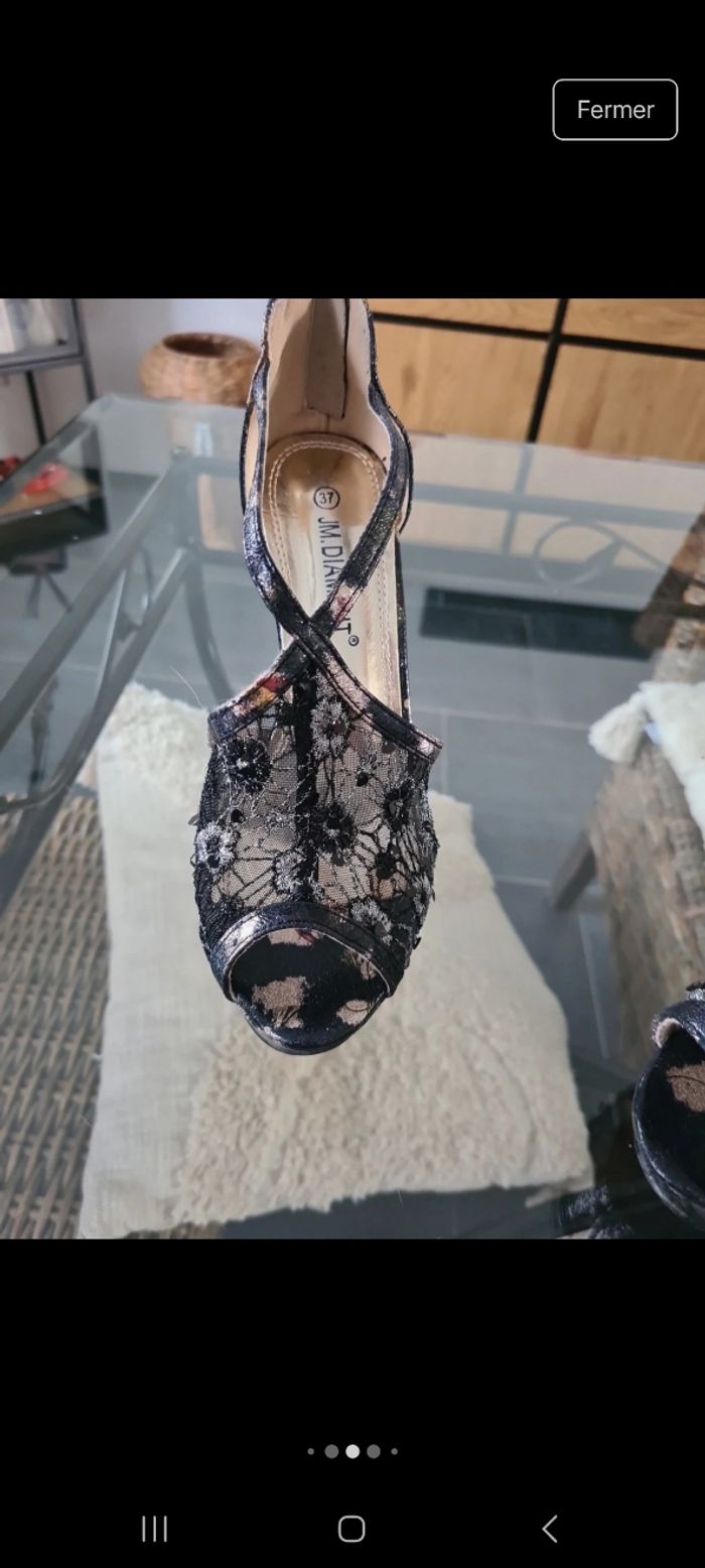 Très jolie chaussure à ton semelle compensée - photo numéro 5