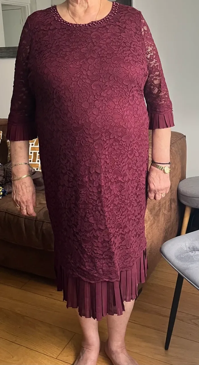 Robe brodée et plissée