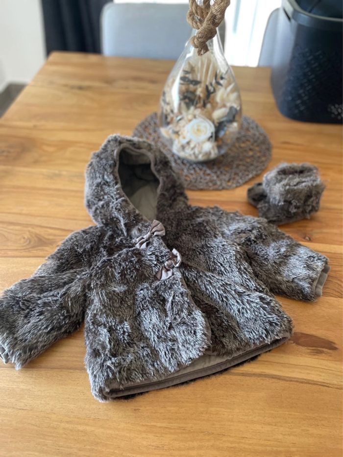 Veste chaude fausse fourrure IKKS + bottes 12 mois - photo numéro 2