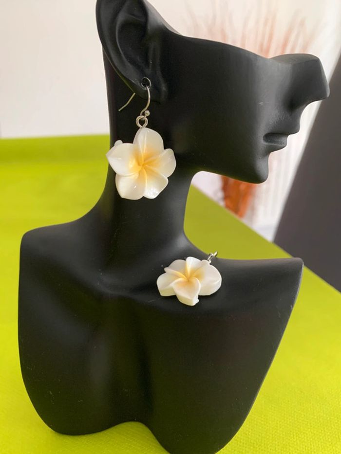 Boucles d’oreilles fleur d’hibiscus blanche en résine