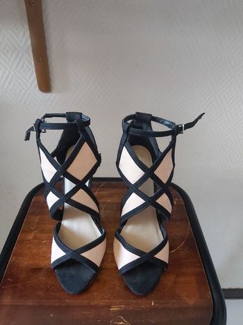 Chaussures à talon noir et beige Taille 36