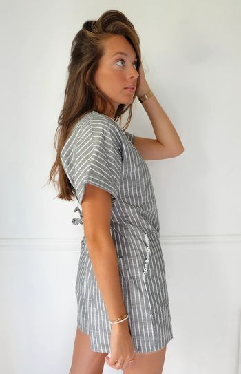 🌟 Combinaison short à rayures gris foncé et blanc avec broderie blanche