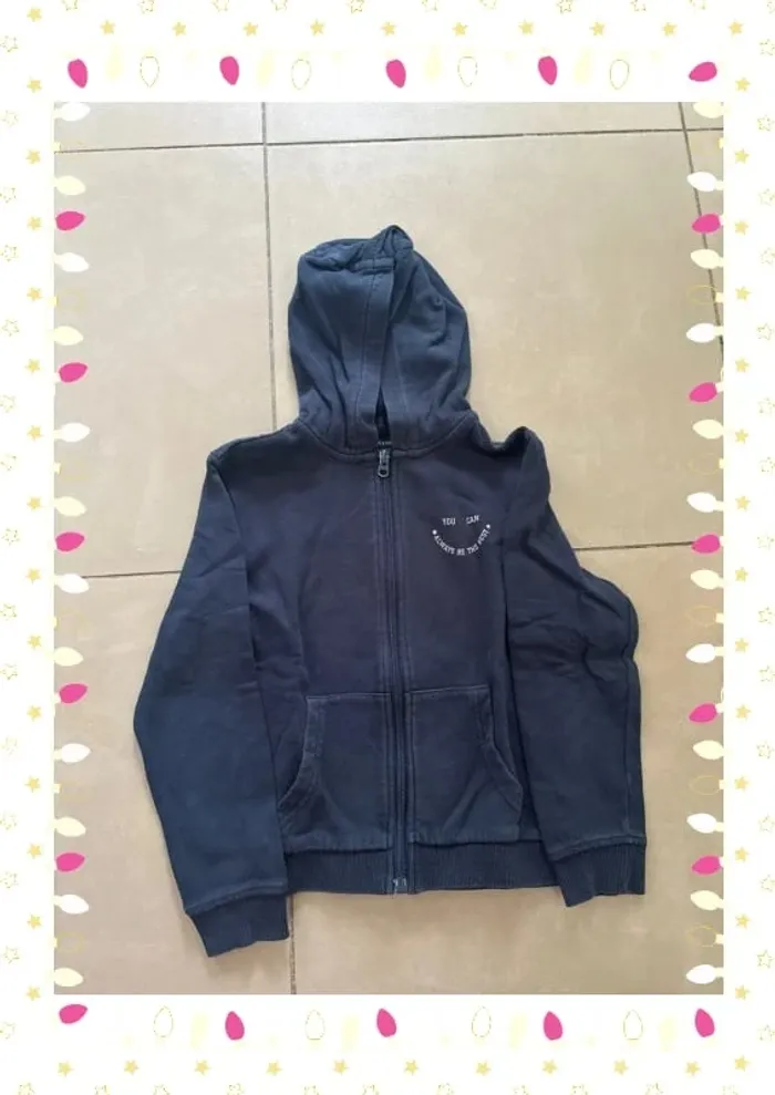 🖤 Gilet zippé à capuche – Kiabi – Taille 8 ans 🖤
