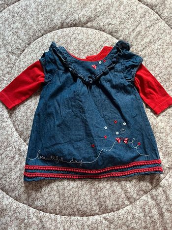 Robe bleue jeans et t-shirt rouge