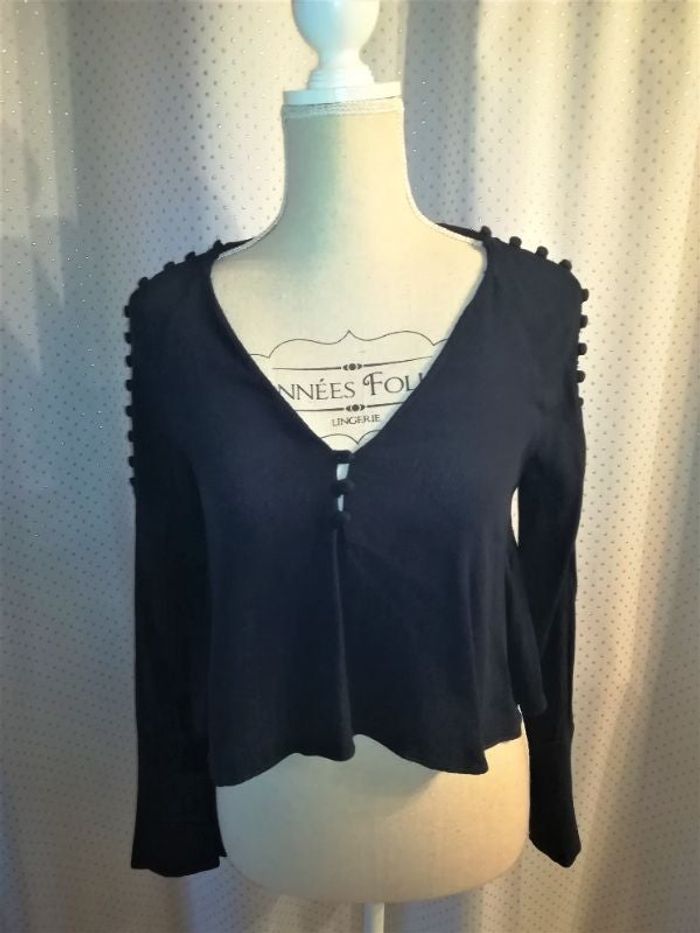 Blouse Zara crop ,boutonnières sur les manches bleu marine, taille XS, TBE!