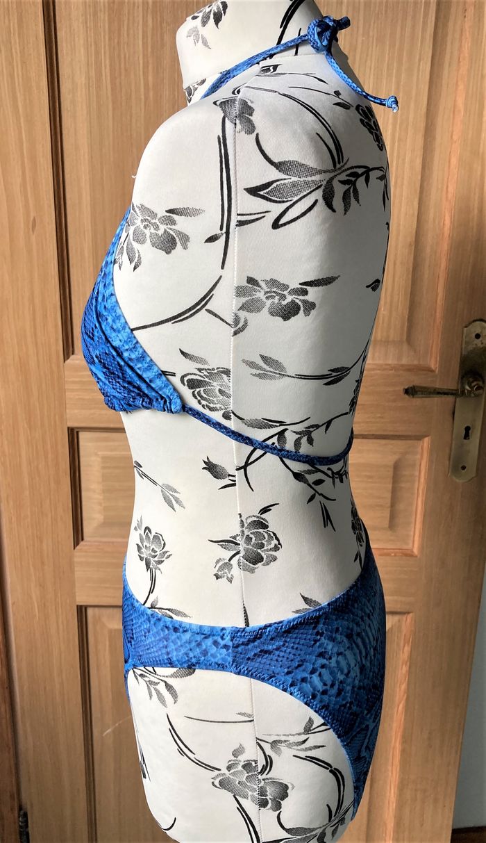 Maillot 2 pièces bleu motifs serpent taille 42/44 - photo numéro 2