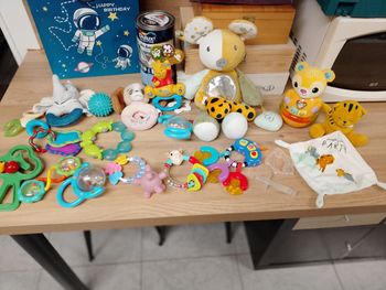 Lot de jouets, hochets, doudous et peluche pour bébé.
