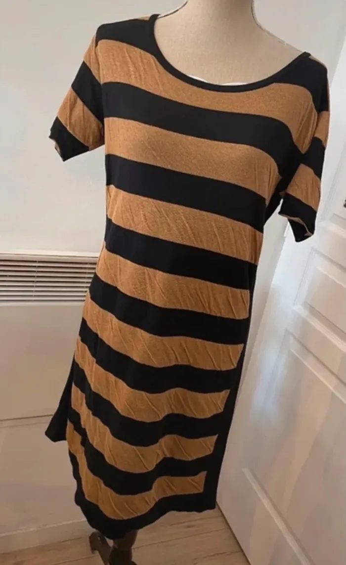 Hugo boss robe rayures , pull femme, taille 40 - photo numéro 4