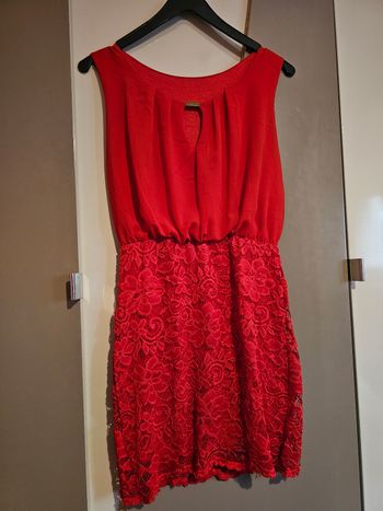 Robe rouge et dentelle 