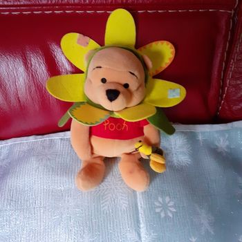 Doudou-peluche Winnie l'ourson avec abeille