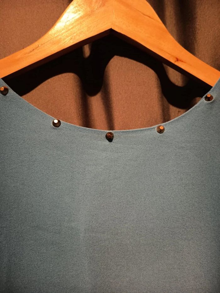 Tunique bleue. Dessous débardeur attaché avec un dessus manches chauve souris. Marque Jennyfer - photo numéro 5