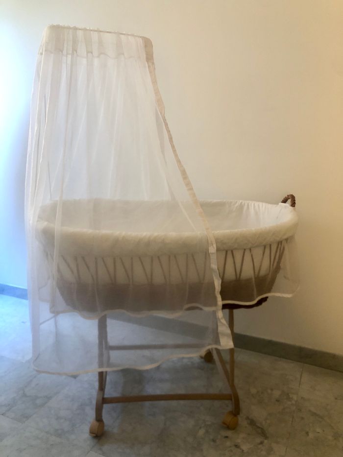 Grand berceau en rotin avec roulettes et literie complète