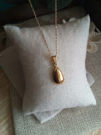 Collier pendentif goutte dorée