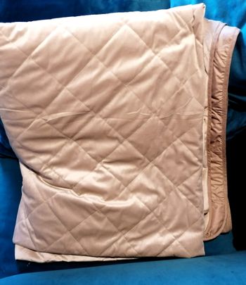Grand couvre lit 2.60 x 2.50 velours beige doublé avec passepoil. Ikea. 
