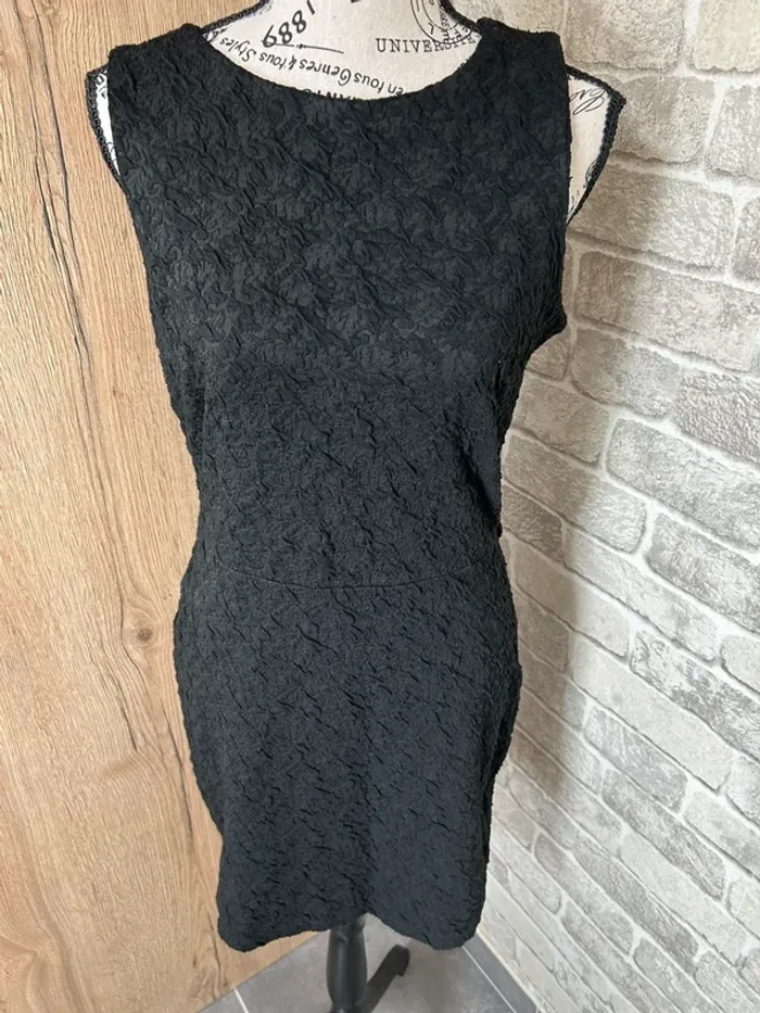 Robe noire avec motif en relief léger taille 36 - photo numéro 3