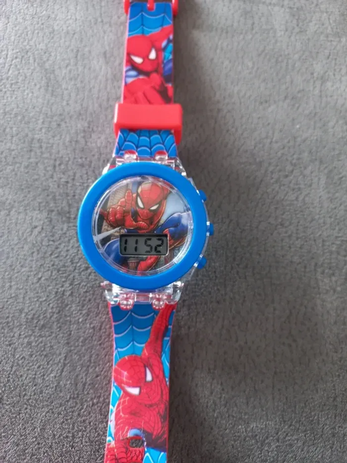 Montre lumineuse digitale spiderman - photo numéro 2