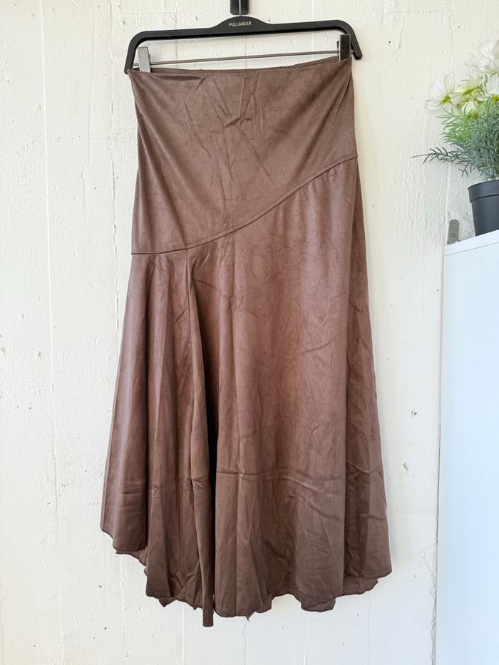 Jupe toucher peau de pêche velours marron  Légère asymétrie - photo numéro 2
