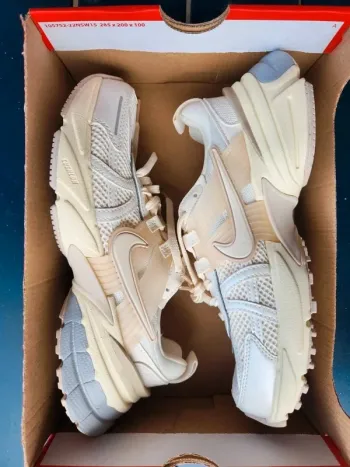 Nike V2K run crème Taille 36,5 neuves mixte