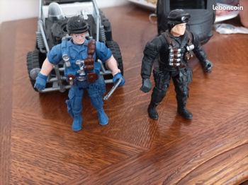 Hélicoptère + voiture de police et 2 figurines