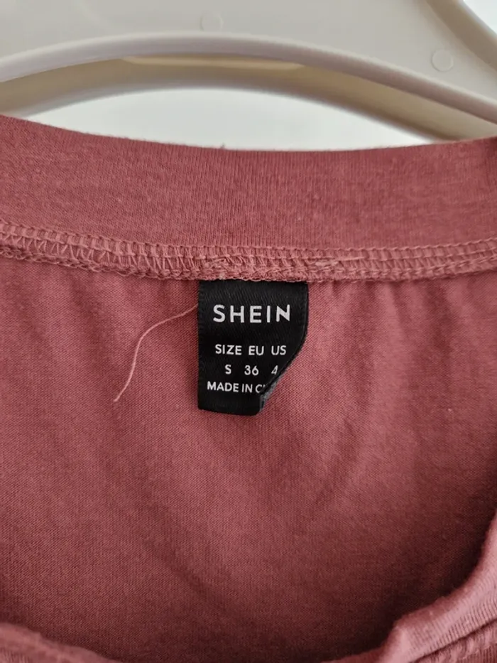 T-shirt court dechiré avec écriture vieux rose taille M - photo numéro 3