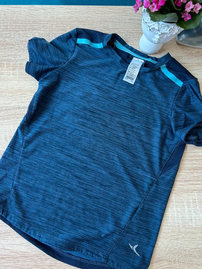 T shirt bleu décathlon 5/6 ans