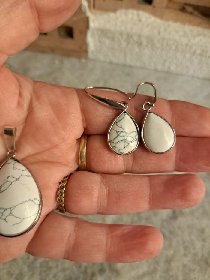 Boucles d'oreilles pendante avec pendentif assortie blanc marbré - photo numéro 10