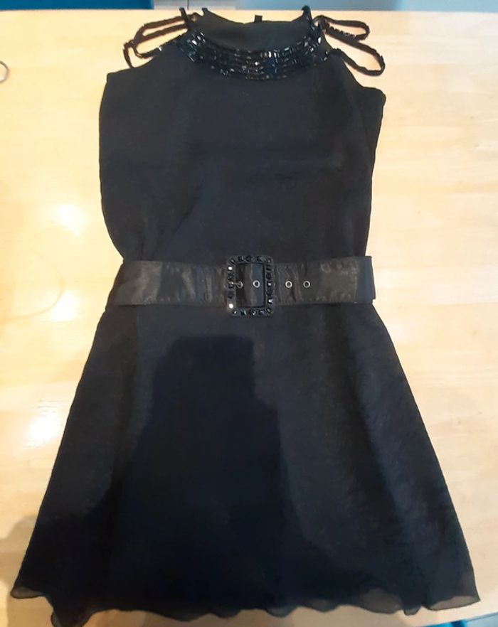 Très belle robe noire satinée à porter avec ou sans ceinture - photo numéro 2