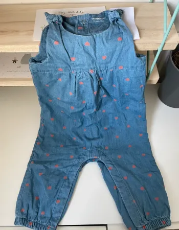 Combinaison jean à coeurs 12 mois