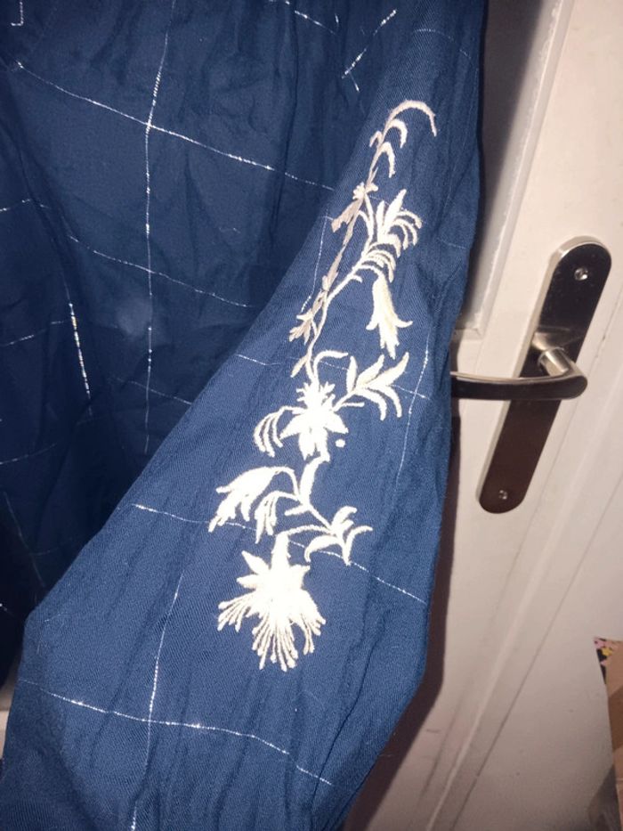 Blouse bleu marine à manches brodées florales taille 46 - photo numéro 2